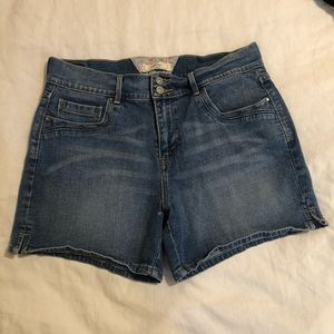Levi’s Mom Jean Style Shorts